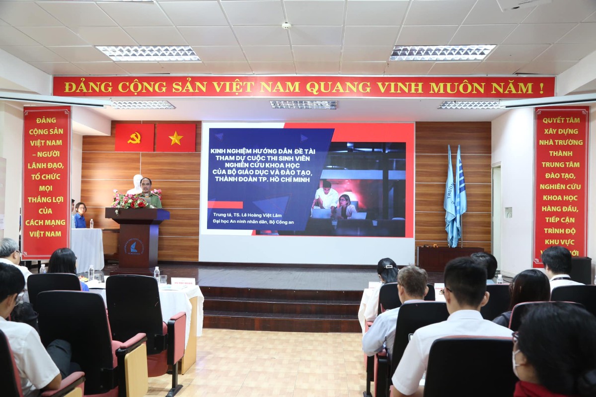 TS. Lê Hoàng Việt Lâm - Trường Đại học An ninh nhân dân báo cáo tham luận tại Hội thảo